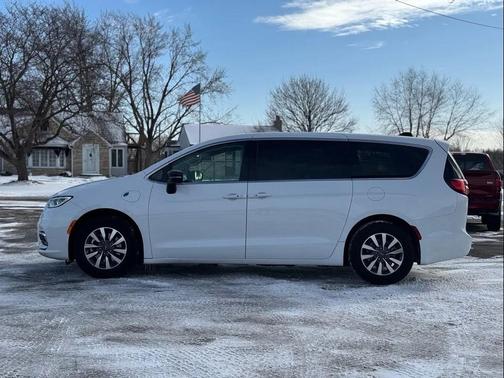 2024 Chrysler Pacifica Hybrid Select