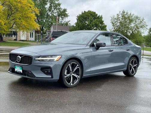 2024 Volvo S60 B5 Plus Dark Theme