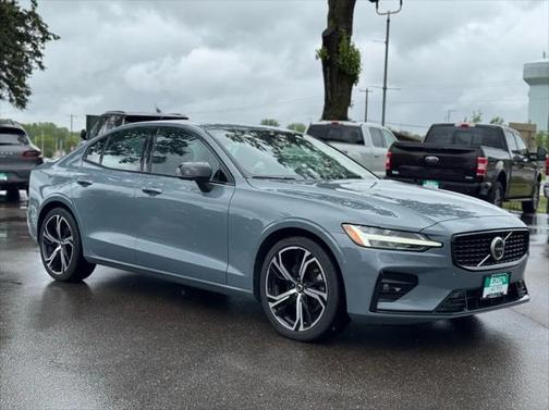 2024 Volvo S60 B5 Plus Dark Theme