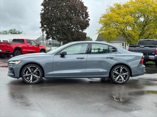 2024 Volvo S60 B5 Plus Dark Theme
