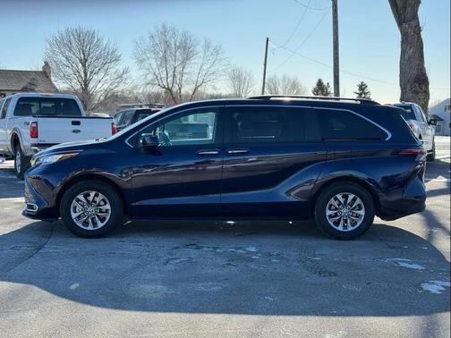 2023 Toyota Sienna XLE