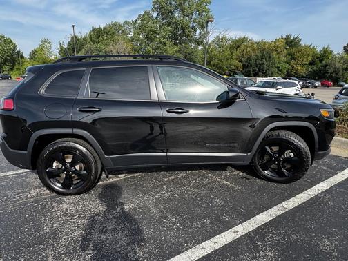 Diamond Black Crystal Pearlcoat 2019 Jeep Cherokee Altitude