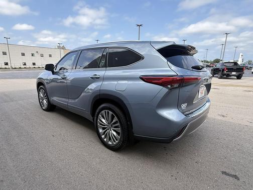 Moon Dust 2021 Toyota Highlander Hybrid Platinum
