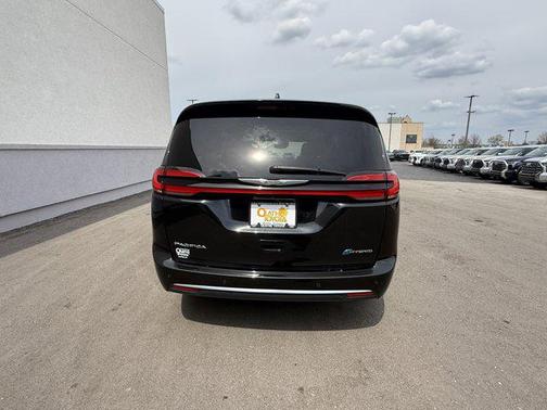 Brilliant Black Crystal Pearlcoat 2023 Chrysler Pacifica L