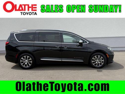 Brilliant Black Crystal Pearlcoat 2023 Chrysler Pacifica L