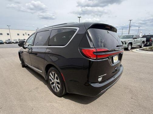 Brilliant Black Crystal Pearlcoat 2023 Chrysler Pacifica L
