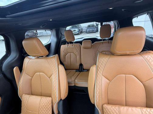 Brilliant Black Crystal Pearlcoat 2023 Chrysler Pacifica L