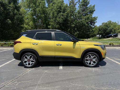 Starbright Yellow/Black Roof 2023 Kia Seltos SX Turbo