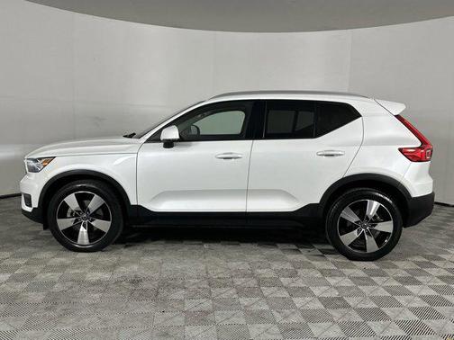 2021 Volvo XC40 T4 Momentum