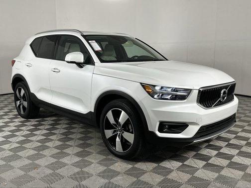 2021 Volvo XC40 T4 Momentum