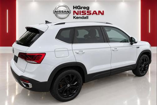Pure White 2023 Volkswagen Taos 1.5T SE
