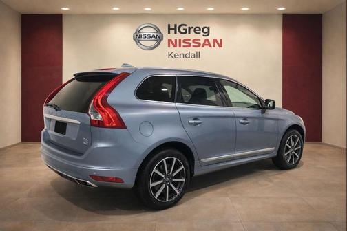 Power Blue Metallic 2017 Volvo XC60 T6 Dynamic