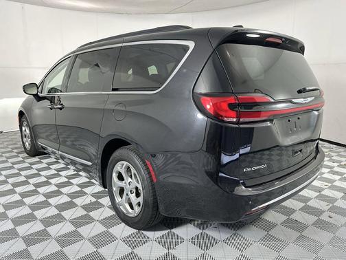 Brilliant Black Crystal Pearlcoat 2023 Chrysler Pacifica Limited