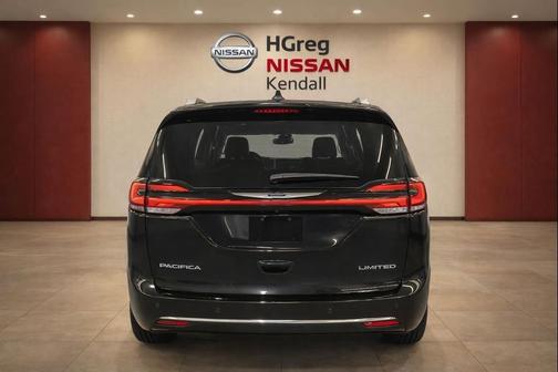 Brilliant Black Crystal Pearlcoat 2023 Chrysler Pacifica Limited