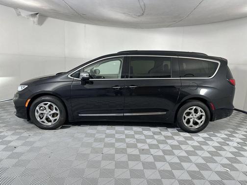 Brilliant Black Crystal Pearlcoat 2023 Chrysler Pacifica Limited