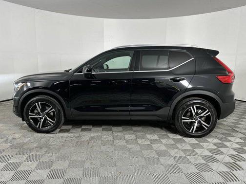 2025 Volvo XC40 B5 Core Bright Theme