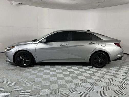 Shimmering Silver Pearl 2022 Hyundai ELANTRA SEL