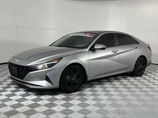Shimmering Silver Pearl 2022 Hyundai ELANTRA SEL