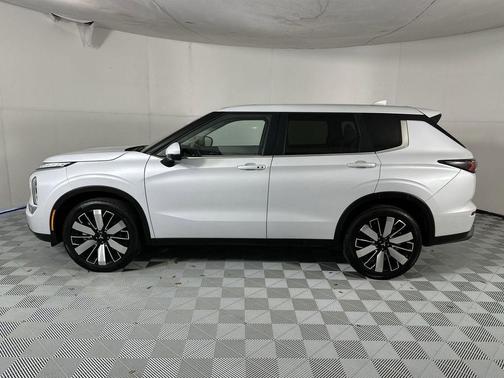 White Diamond 2025 Mitsubishi Outlander SE 2.5 S-AWC