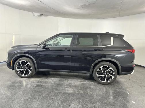 Black 2022 Mitsubishi Outlander SE