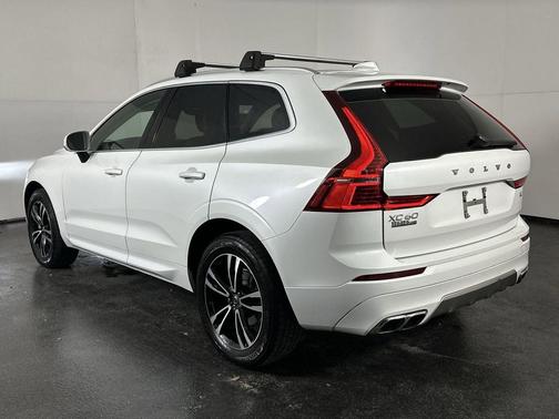 Crystal White 2018 Volvo XC60 T5 Momentum