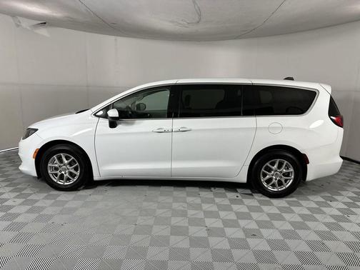 Bright White Clearcoat 2023 Chrysler Voyager LX