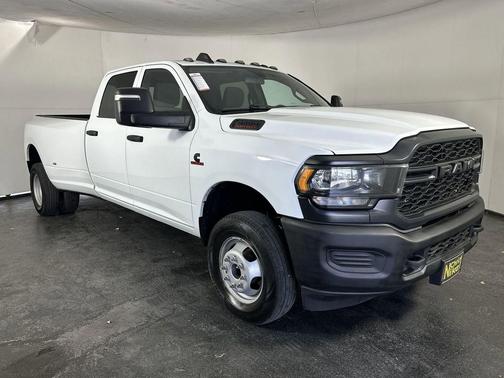 2023 RAM 3500 Tradesman Crew Cab 4x4 8' Box