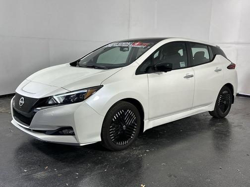 Super Black/Pearl White 2025 Nissan Leaf SV PLUS