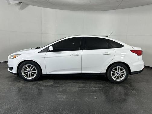 OXFORD WHITE 2018 Ford Focus SE