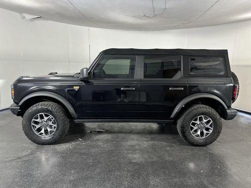SHADOW BLACK 2021 Ford Bronco Badlands