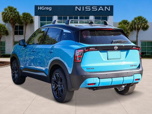 Arctic Ice Blue Metallic/Super Black 2026 Nissan Kicks SR