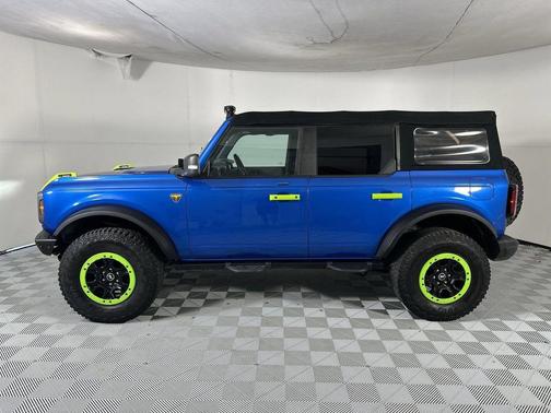 VELOCITY BLUE METALLIC 2022 Ford Bronco Badlands