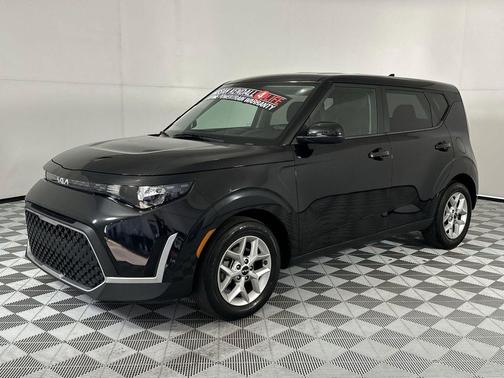 Fusion Black 2024 Kia Soul LX
