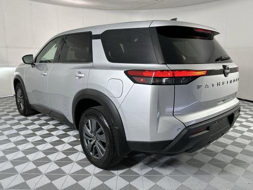 Brilliant Silver Metallic 2024 Nissan Pathfinder S FWD