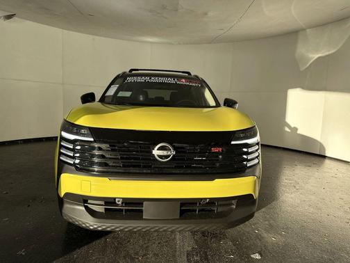 Yuzu Yellow Metallic/Super Black 2026 Nissan Kicks SR