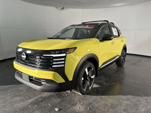 Yuzu Yellow Metallic/Super Black 2026 Nissan Kicks SR