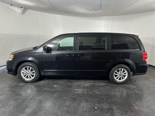 Black Onyx Crystal Pearlcoat 2020 Dodge Grand Caravan SE