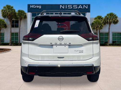 Everest White Pearl/Super Black 2026 Nissan Rogue Platinum