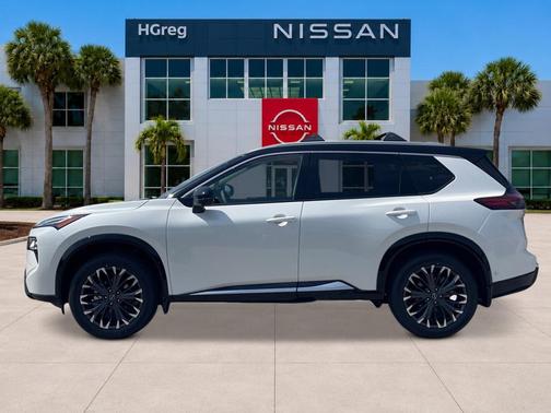 Everest White Pearl/Super Black 2026 Nissan Rogue Platinum