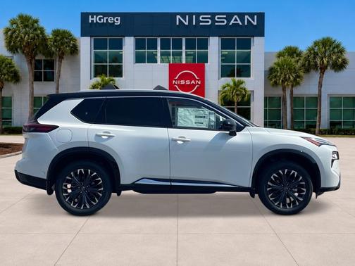 Everest White Pearl/Super Black 2026 Nissan Rogue Platinum