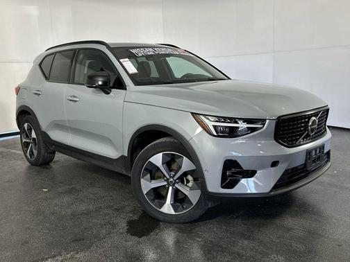 2024 Volvo XC40 B5 Plus Dark Theme