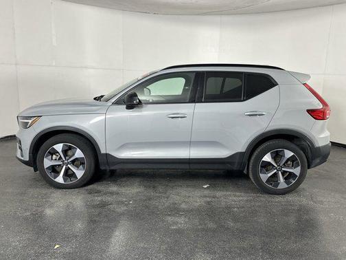2024 Volvo XC40 B5 Plus Dark Theme