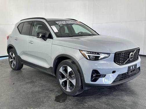 2024 Volvo XC40 B5 Plus Dark Theme