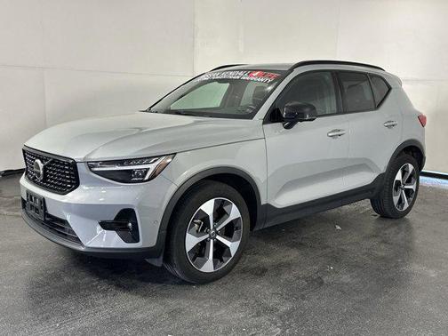 2024 Volvo XC40 B5 Plus Dark Theme