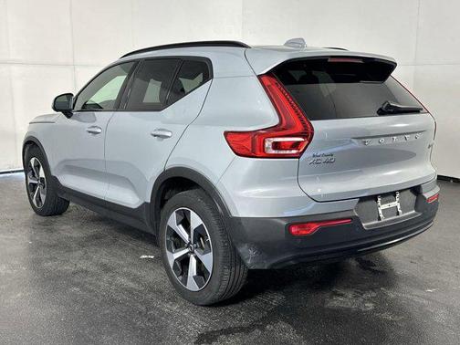 2024 Volvo XC40 B5 Plus Dark Theme