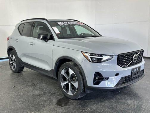 2024 Volvo XC40 B5 Plus Dark Theme
