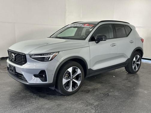 2024 Volvo XC40 B5 Plus Dark Theme