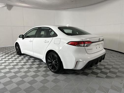 Ice Cap 2024 Toyota Corolla SE