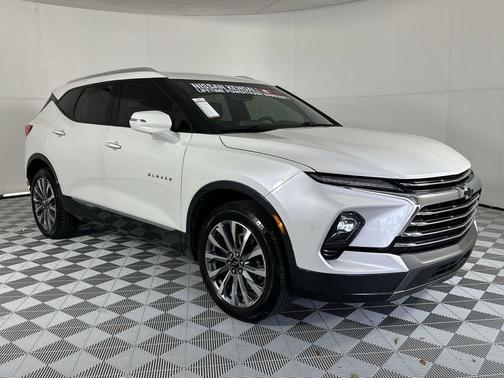 Iridescent Pearl Tricoat 2023 Chevrolet Blazer Premier