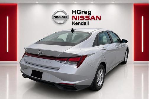 Shimmering Silver Pearl 2022 Hyundai ELANTRA SE